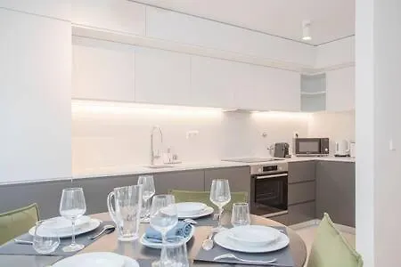 Liiiving In - Modern & Glam Apartment *