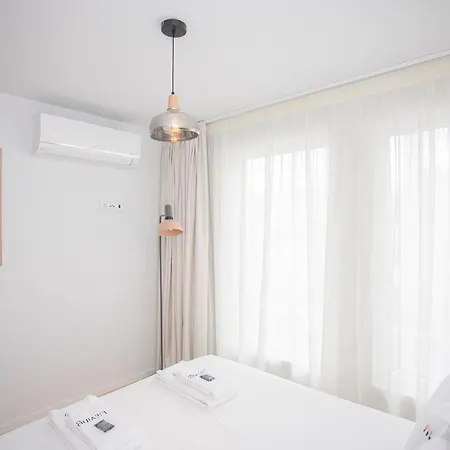 Liiiving In - Modern & Glam *