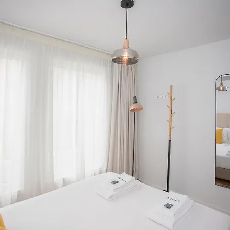 Liiiving In - Modern & Glam Apartment