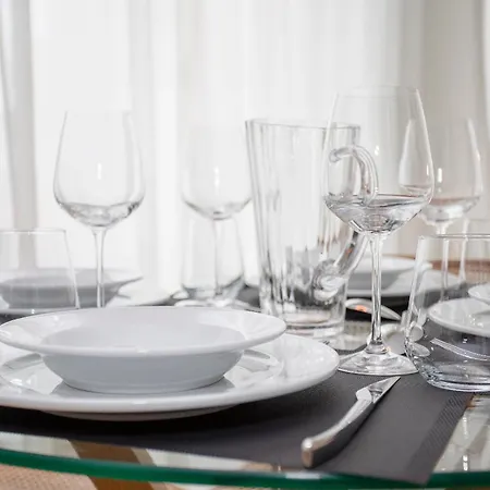 Liiiving In - Modern & Glam Apartment *